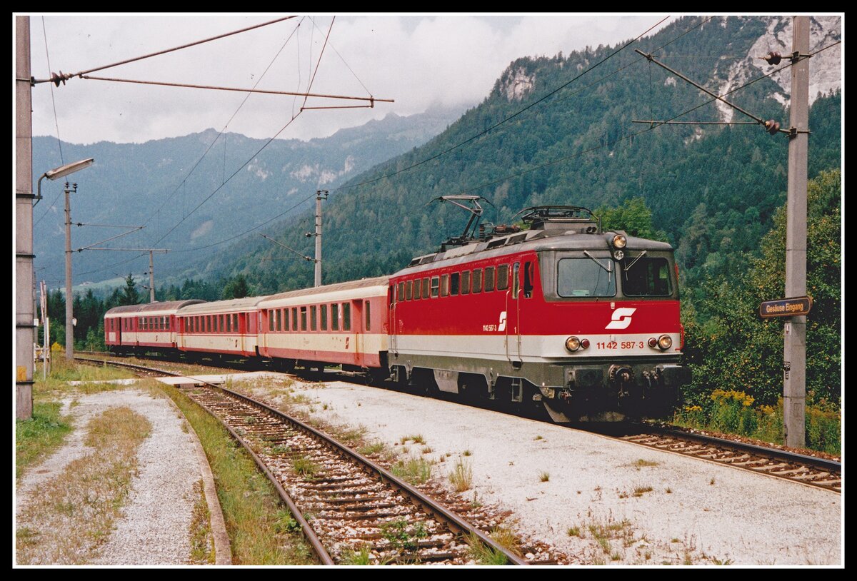 1142 587 erreicht am 5.09.2002 mit R3525 den Bahnhof Gesäuse Eingang. In den letzten Jahren  wurde der Bahnhof aufgelassen und das zweite Gleis abgebaut.