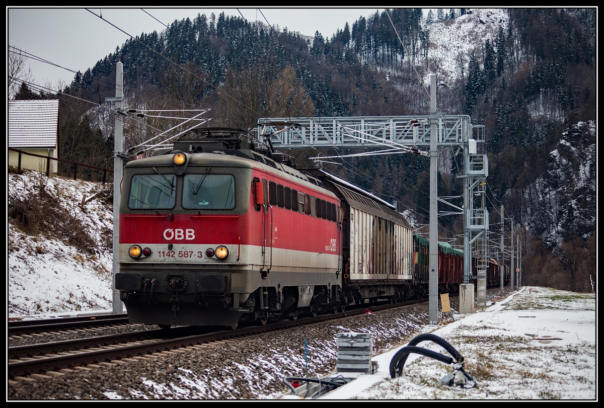 1142 587 mit Güterzug zwischrn Pernegg und Bruck an der Mur am 13.02.2018.