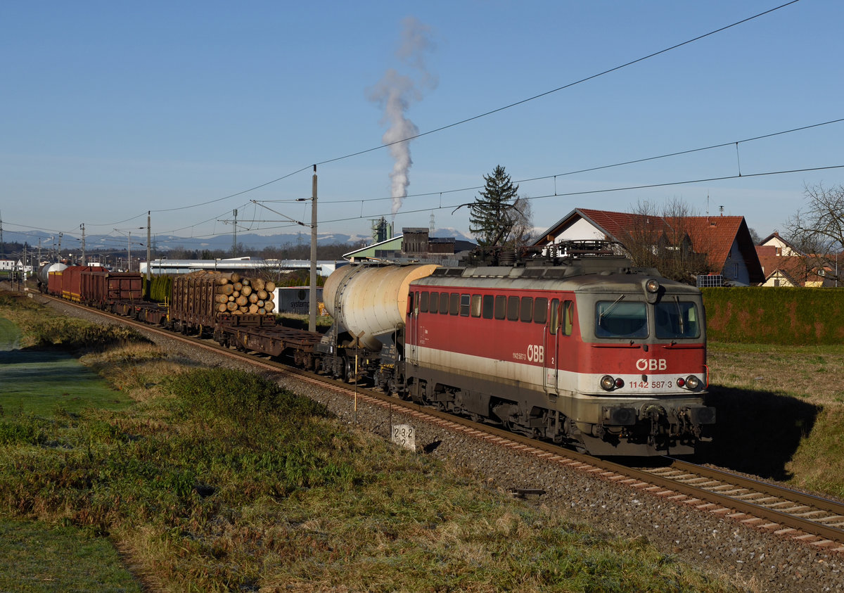 1142 587 war am 03. Dezember 2019 mit Zug 44463 von Graz Vbf. nach Spielfeld-Straß unterwegs und wurde von mir bei Wildon fotografiert.