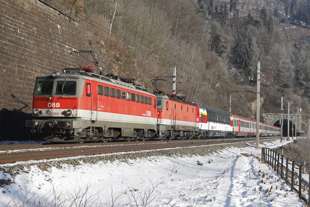 1142 589 + 1144 066 mit EC164 (Graz - Zürich) beim Galgenbergtunnel am 24.01.2017. Als erste Wagen ist der SBB-Panoramawagen erste Klasse zu sehen. Der übrige Zug besteht aus ÖBB-Wagen.