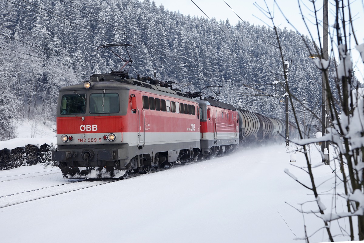 1142 589 +1144.... ziehen am 6.01.2014 einen Güterzug durch Langenwang.