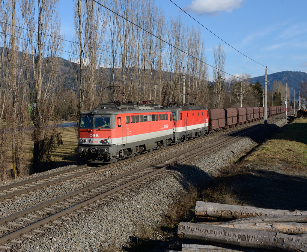 1142 593 und 1144 252 waren am 12.01.2014 mit dem Güterzug 47408 unterwegs,
und wurden von mir bei Niklasdorf fotografiert.