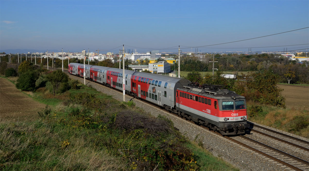 1142 593 mit R 2339 von Wien Floridsdorf nach Wiener Neustadt Hbf bei Guntramsdorf, 19.10.2014