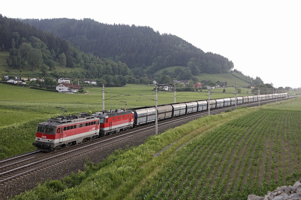 1142 595 und 1144... ziehen am 13.06.2015 einen Güterzug bei Niklasdorf durchs Murtal.