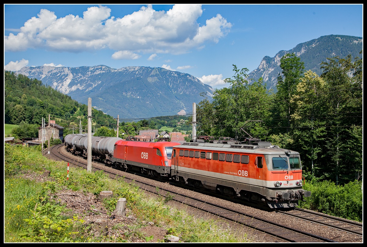 1142 596 + 1116 262 mit Güterzug bei Payerbach am 21.06.2018.