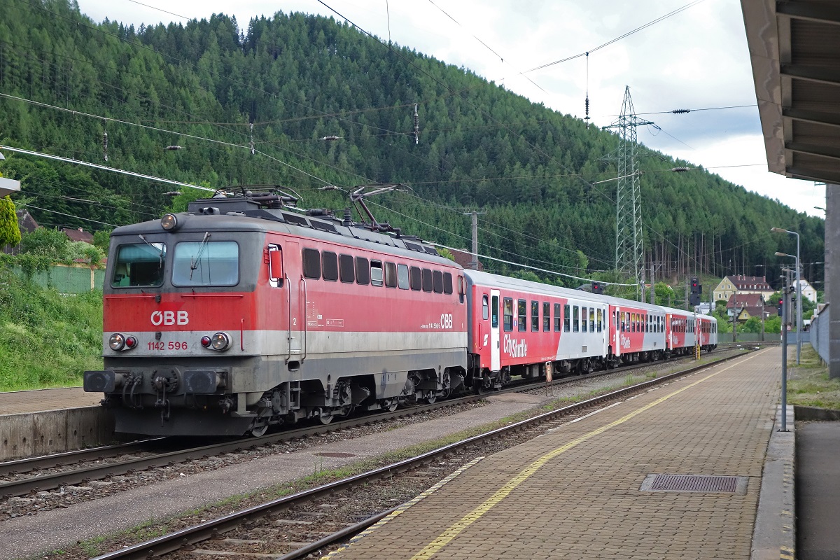 1142 596 mit Regionalzug in Kindberg am 17.06.2016.