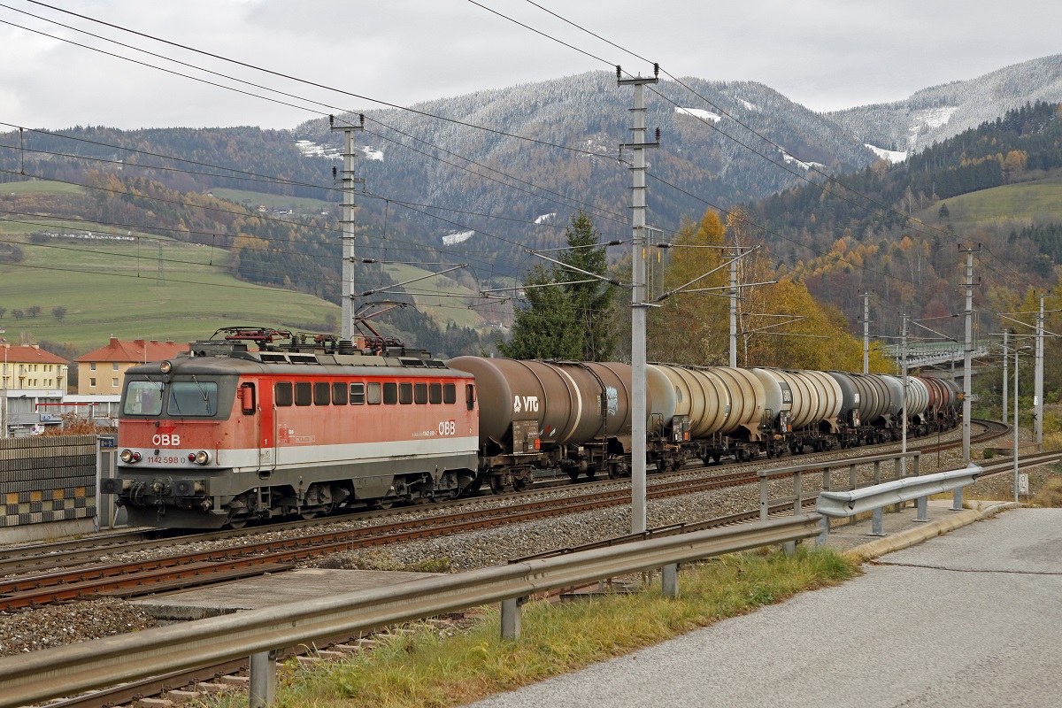 1142 598 mit Güterzug in Bruck/Mur - Stadtwald am 10.11.2016.