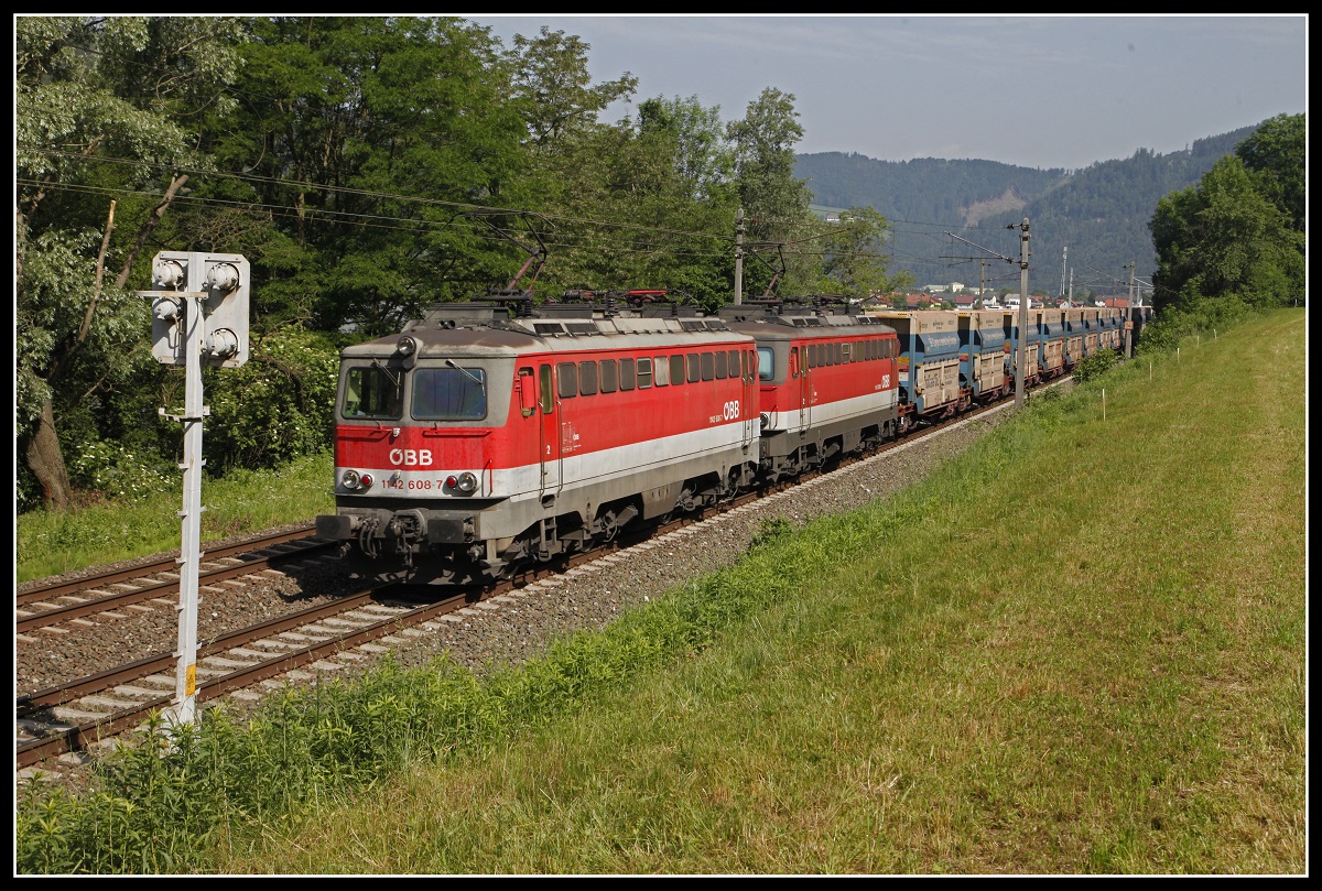 1142 608 + 1142... mit Güterzug bei Pernegg am 13.06.2019.