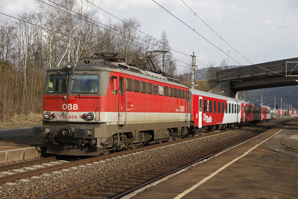 1142 608 mit REX1992 in Oberaich am 7.03.2014.