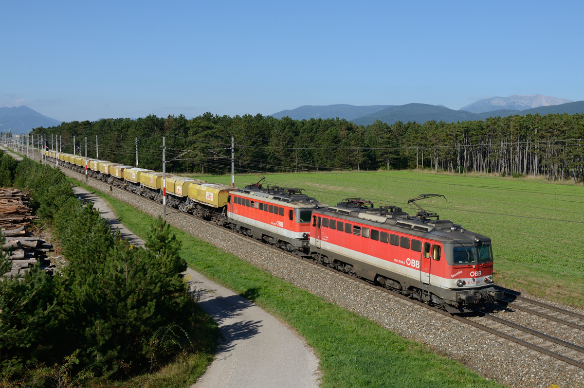 1142 609 und 1142 664 brachten am 31.August 2016 den Abraum des Semmeringtunnels nach Stadlau, fotografiert wurde der Zug 91092 in der  Neunkirchner Allee vor der Kulisse der Rax-Schneeberg-Gruppe.