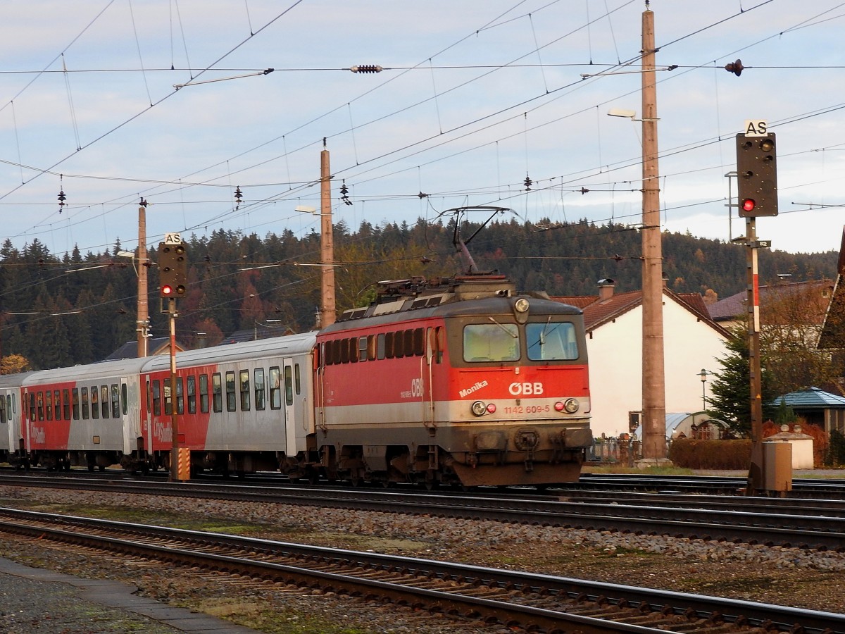 1142 609-5  Monika  schiebt REX1662 aus dem Bahnhof Redl-Zipf in Richtung Salzburg; 151109