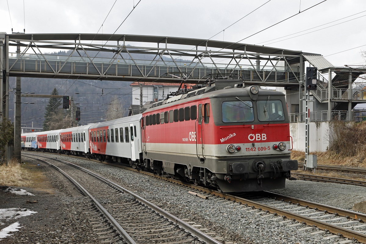 1142 609 fährt am 23.02.2015 mit einem Regionalzug in Kapfenberg ein.