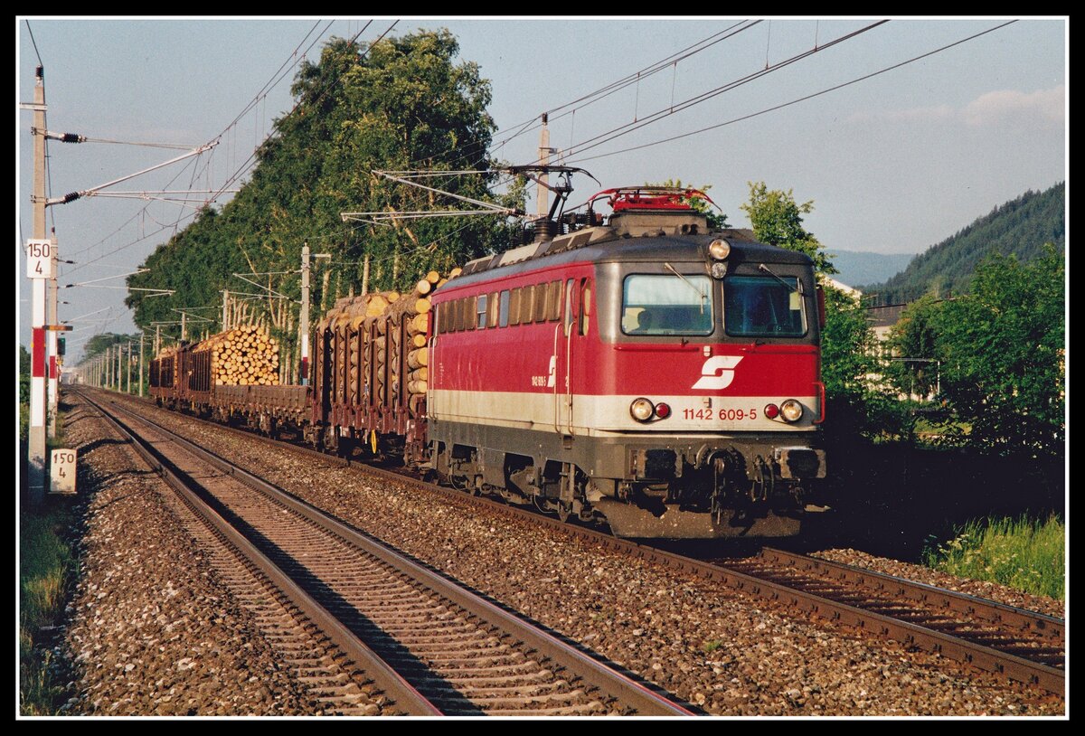 1142 609 fährt am 23.05.2001 mit einem Güterzug bei Kapfenberg durchs Mürztal.