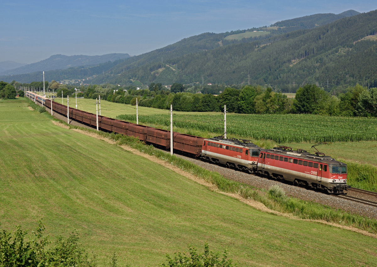1142 609 Monika und 1142 621 brachten am Morgen des 20. Juni 2019 den Erzleerzug 47407 von Donawitz nach Spielfeld-Straße, fotografiert in Foirach bei Niklasdorf.