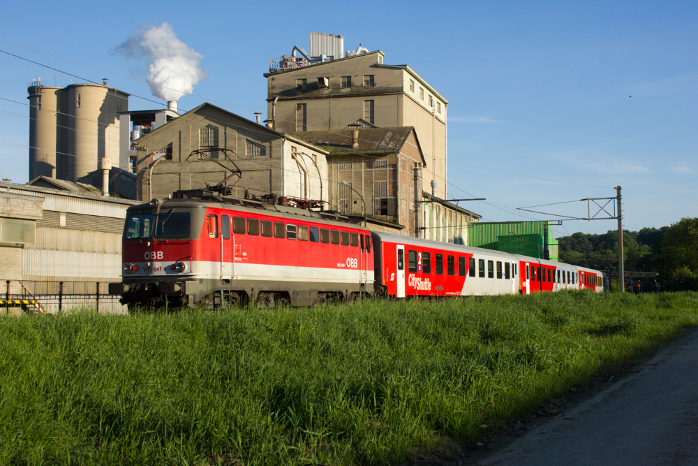 1142 611 passiert gerade die Betriebsausweiche Retznei, diese führt direkt am Zementwerk LAFARGE vorbei. R 4145 von Graz Hauptbahnhof nach Spielfeld/Straß, aufgenommen am 04.05.2014.
