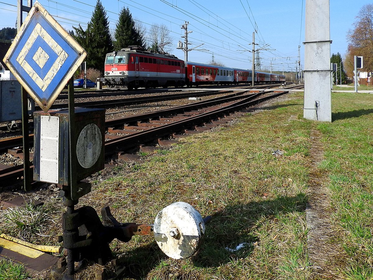 1142 612-9 erreicht mit REX5886 den Bhf. Timelkam; 170317