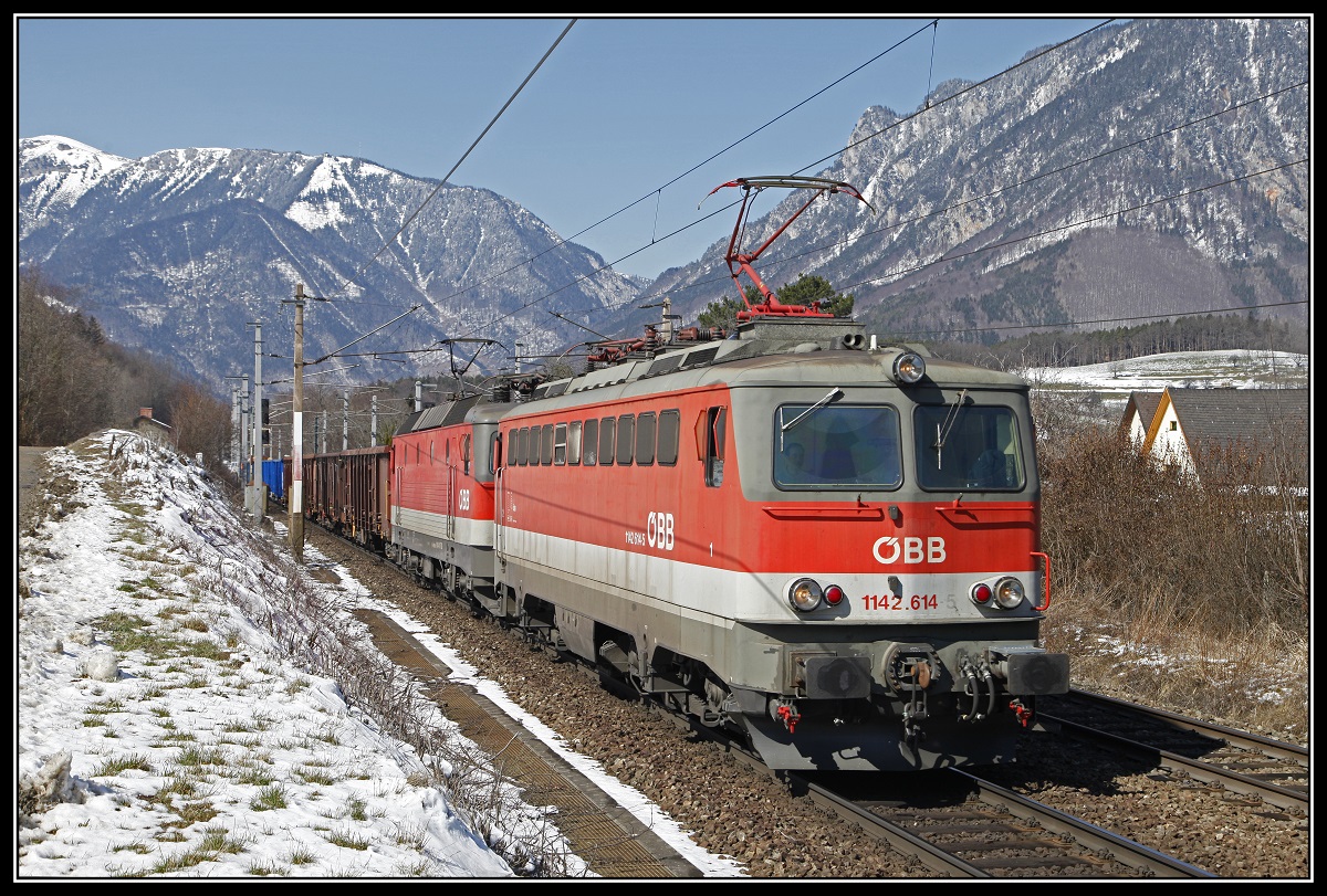 1142 614 + 1144... ziehen am 22.03.2018 einen Güterzug bei Payerbach auf den Semmering.