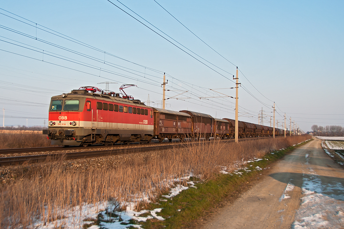1142 614 mit einem Güterzug in der Winterabendsonne des 28.02.2018 kurz vor Götzendorf.
