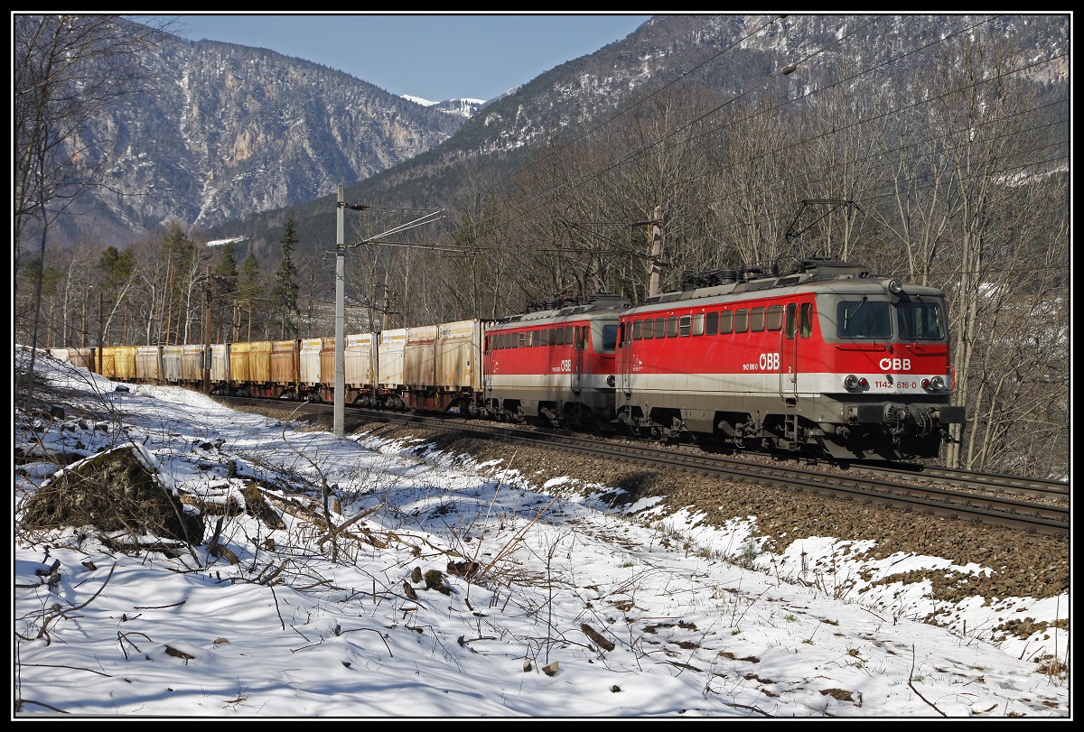 1142 616 + 1142... mit Güterzug bei Küb am 22.03.2018.