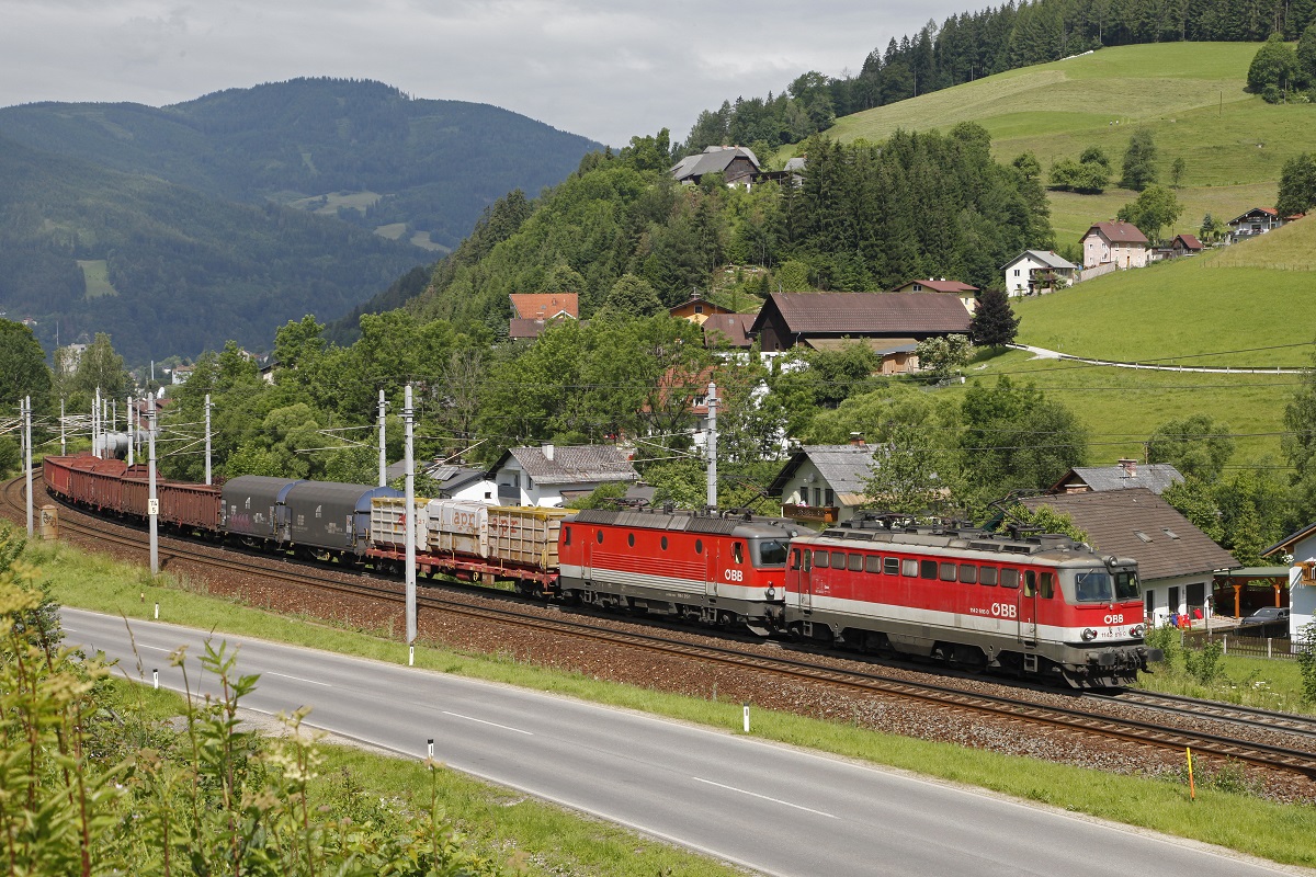 1142 616 + 1144 215 ziehen am 22.06.2016 einen schweren Güterzug bei Mürzzuschlag Richtung Semmering.