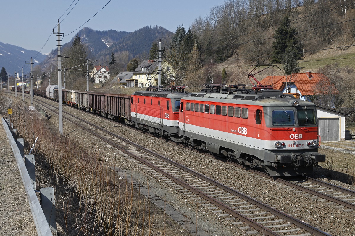 1142 617 und 1144 064 ziehen am 18.03.2015 einen Güterzug bei Mautern Richtung St.Michael.