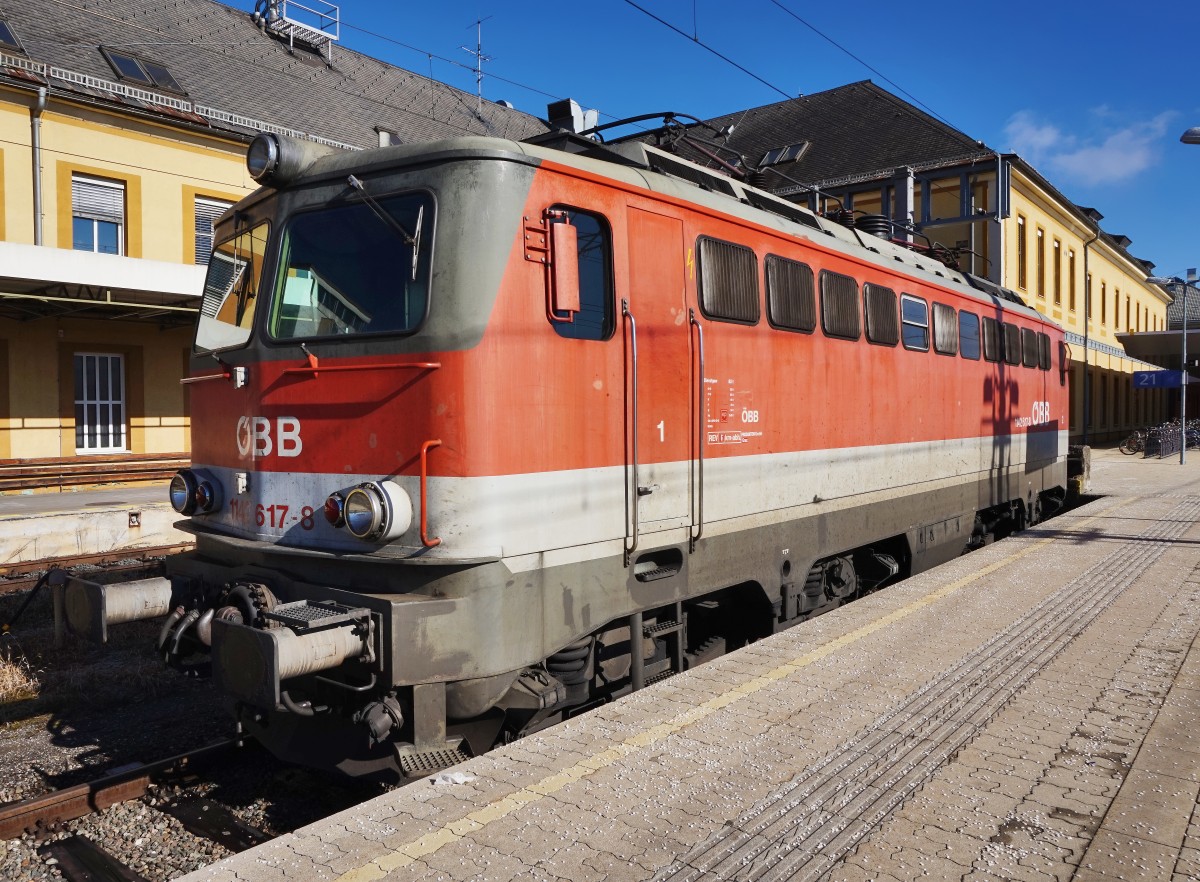 1142 617-8 abgestellt am Bahnsteig 21 in Klagenfurt Hbf.
Aufgenommen am 11.2.2016