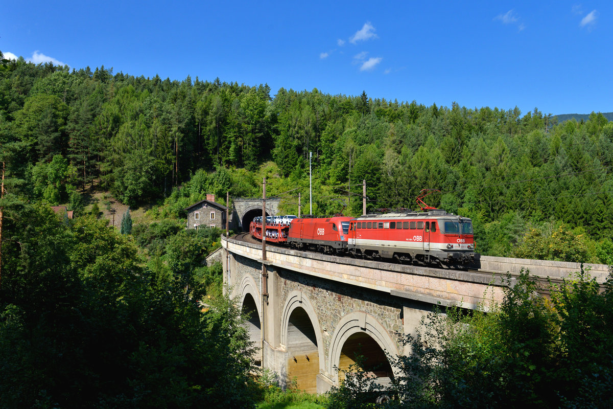 1142 618 + 1116 101 mit einem Autozug am 08.09.2017 bei Küb. 