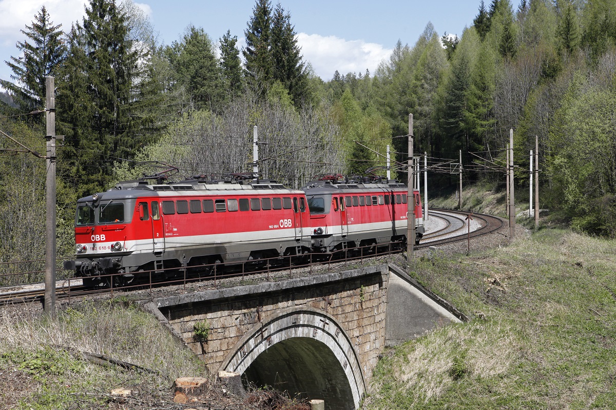 1142 618 + 1142 639 rollen am 26.04.2016 als Lokzug die Semmeringnordrampe talwärts.