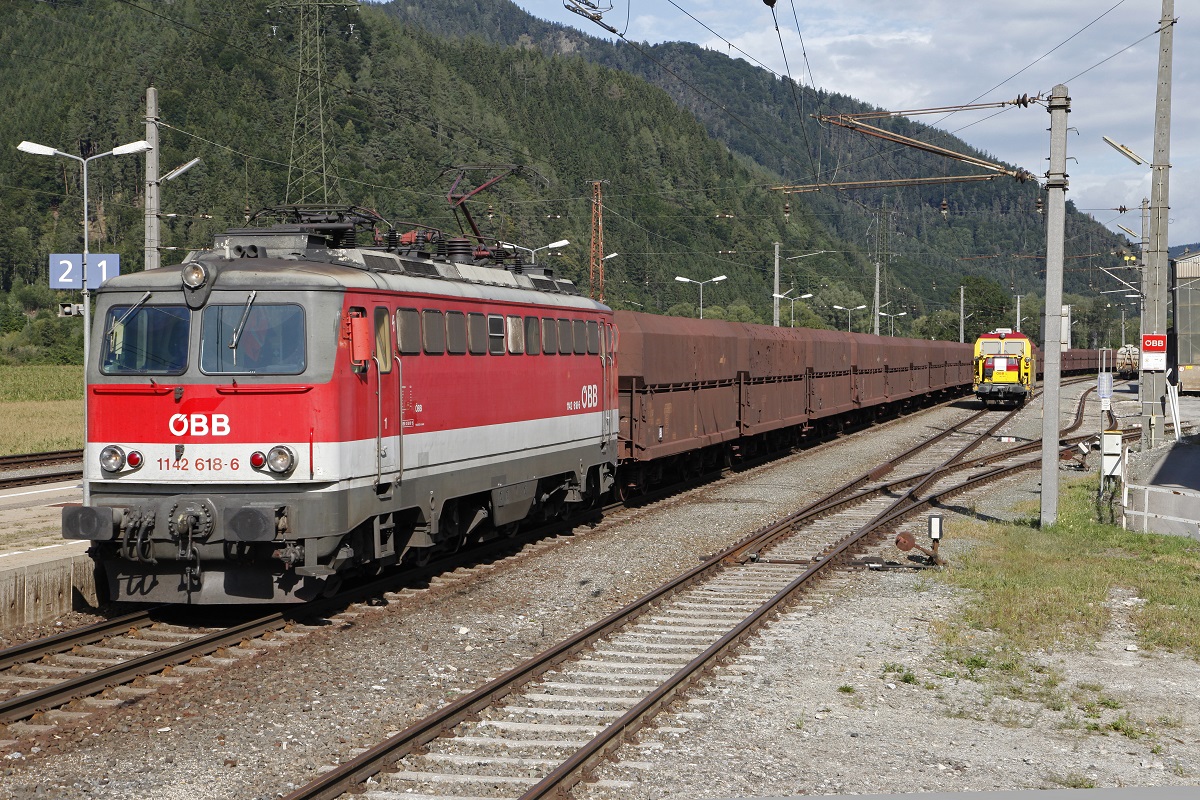 1142 618 mit Güterzug in Mixnitz-Bärenschützklamm am 4.09.2015.