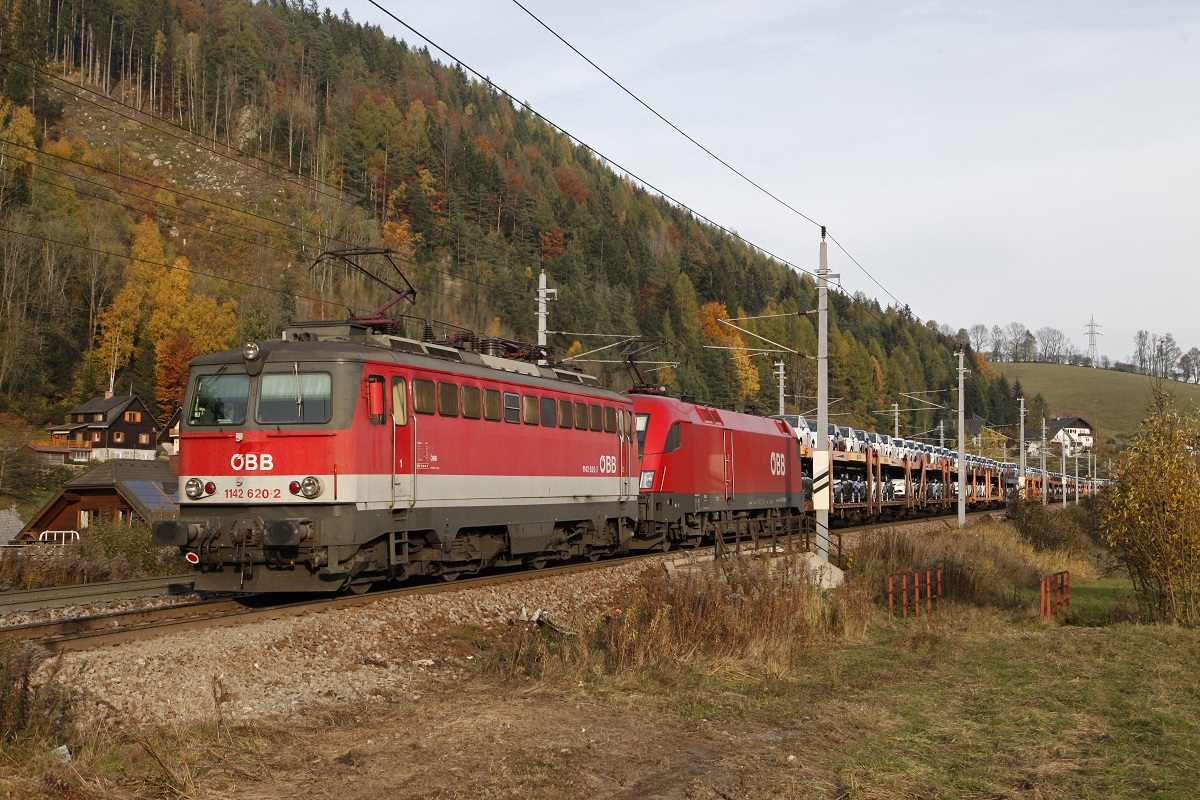 1142 620 + 1116... mit Güterzug kurz vor Mürzzuschlag am 28.10.2015.