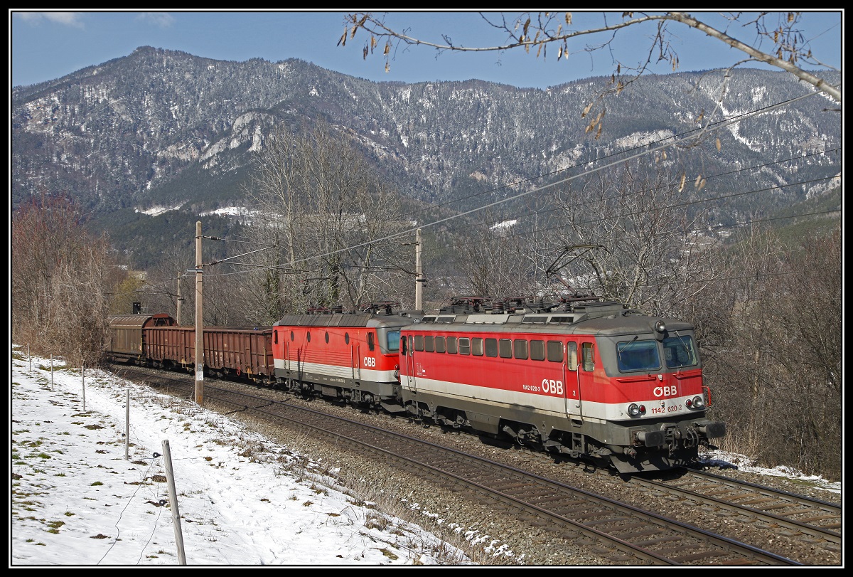 1142 620 + 1144 085 moit Güterzug bei Küb am 22.03.2018.