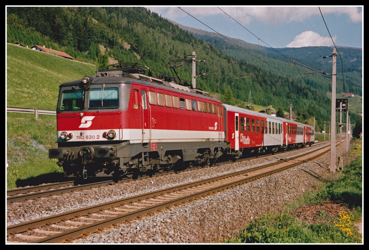 1142 620 fährt am 15.05.2002 mit R5207 zwischen Matei und Steinach in Tirol Richtung Süden. In Innsbruck waren damals ,als westlichsten Standort in Österreich 16 Loks der Reihe 1142 (.619 - .634) beheimatet die im Nahbereich der Tiroler Landeshauptstadt Verwendung fanden.
