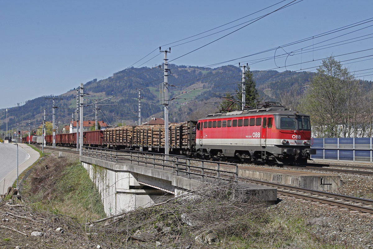 1142 620 mit Güterzug kurz vor Bruck an der Mur am 11.04.2016.