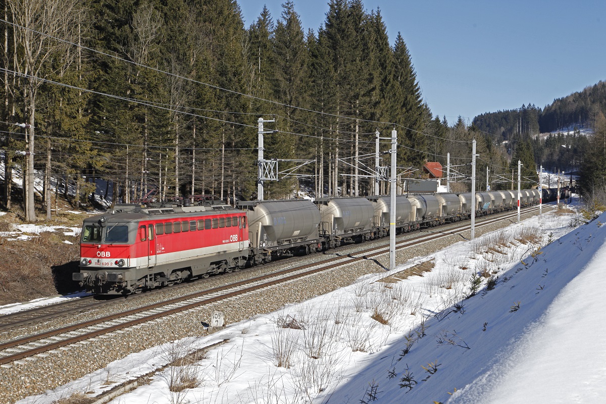1142 620 schiebt am 15.02.2017 einen Güterzug die Semmeringsüdrampe nach.Die Zugspitze des Zuges befindet sich kurz vor dem Scheiteltunnel.
