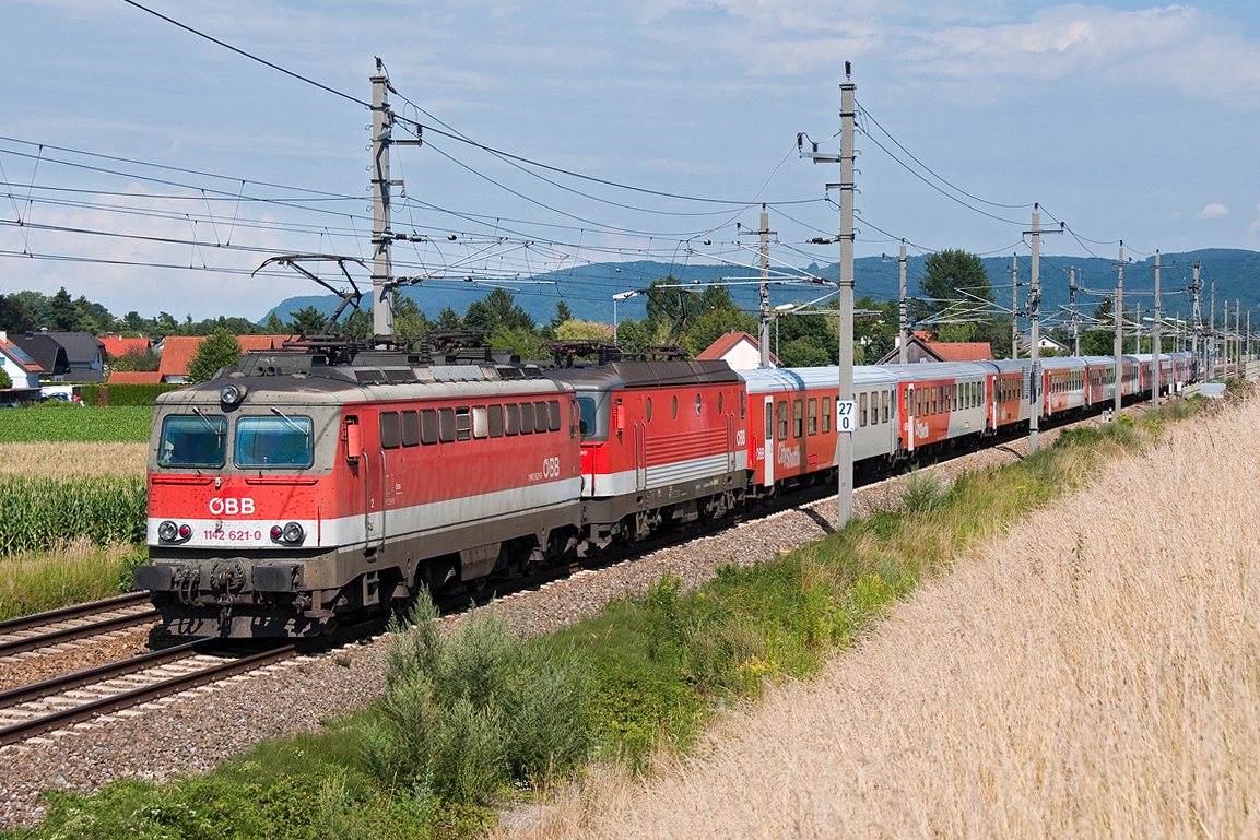 1142 621 an der Spitze des REX 2176 von Wien FJB nach Sigmundsherberg. Die Aufnahme entstand am 22.07.2016 kurz nach Muckendorf.