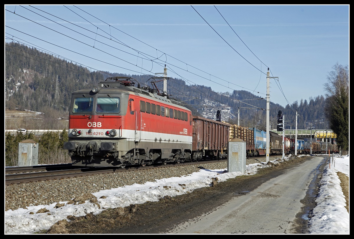 1142 621 mit Güterzug bei Kindberg am 7.02.2019.