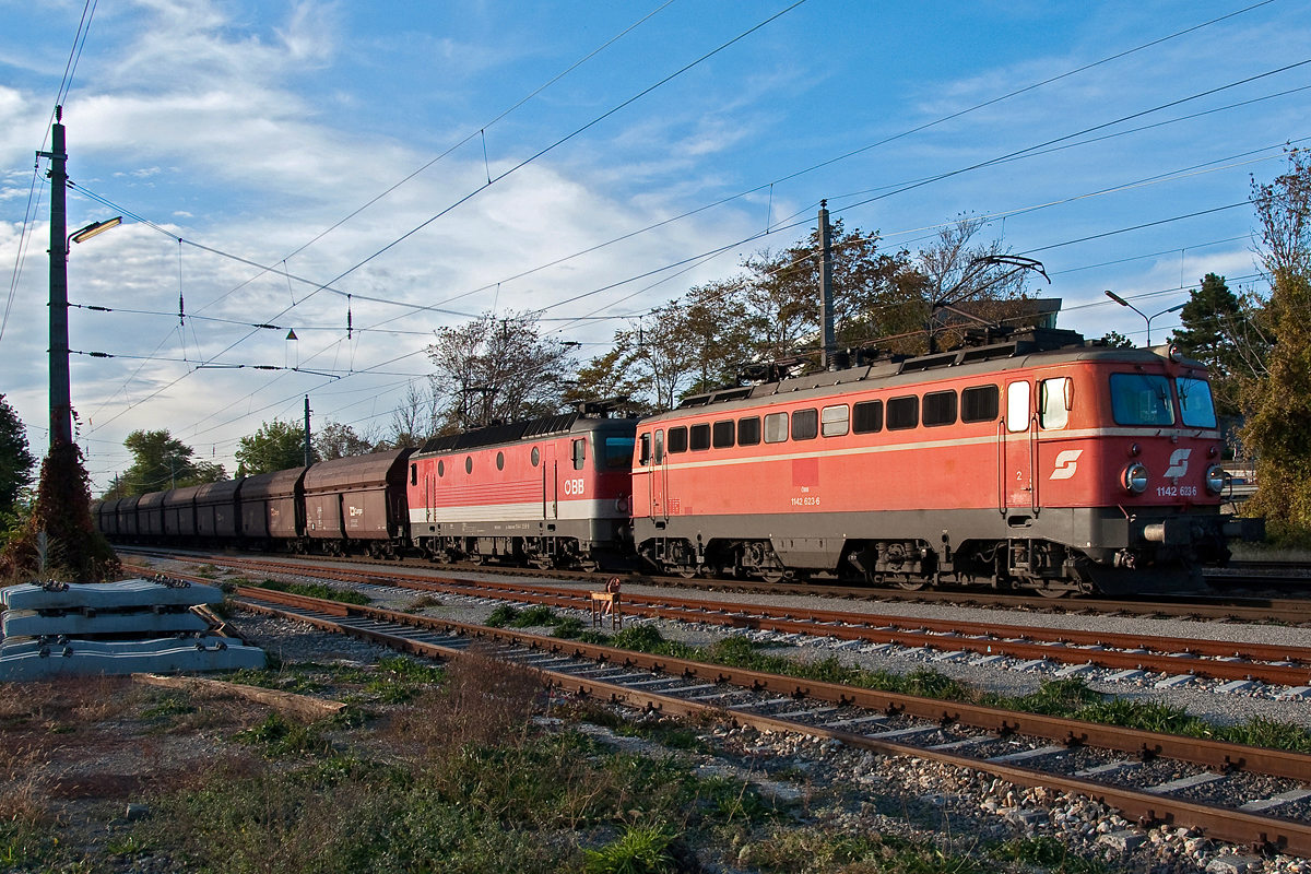 1142 623 und 1144 259 sind mit einem Gterzug durch Wien Oberlaa in Richtung Wien Kledering unterwegs. Die Aufnahme entstand am 21.10.2013.