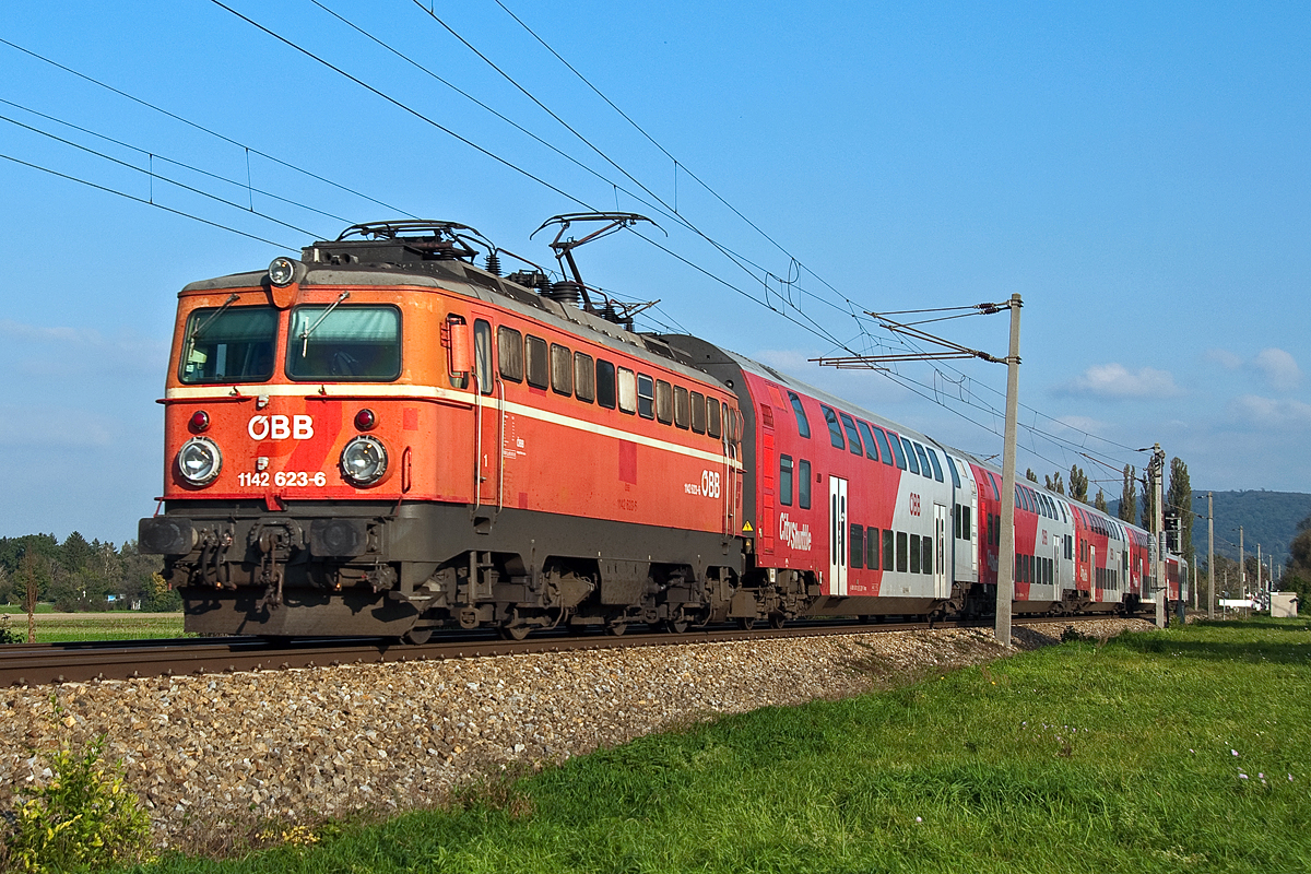 1142 623 ist mit REX 7124 nach Krems an der Donau unterwegs. Die Aufnahme entstand am 09.10.2014 kurz nach Zeiselmauer-Königstetten.