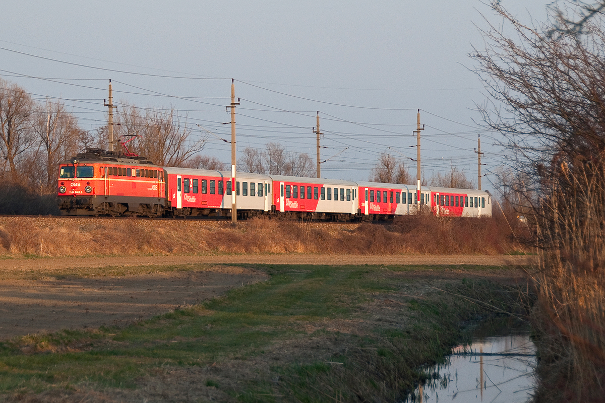 1142 623 war am 19.03.2015 mit dem REX 2114 von Wien FJB nach Gmünd unterwegs. Die Aufnahme entstand in der Abendsonne zwischen Tulln und Absdorf.
