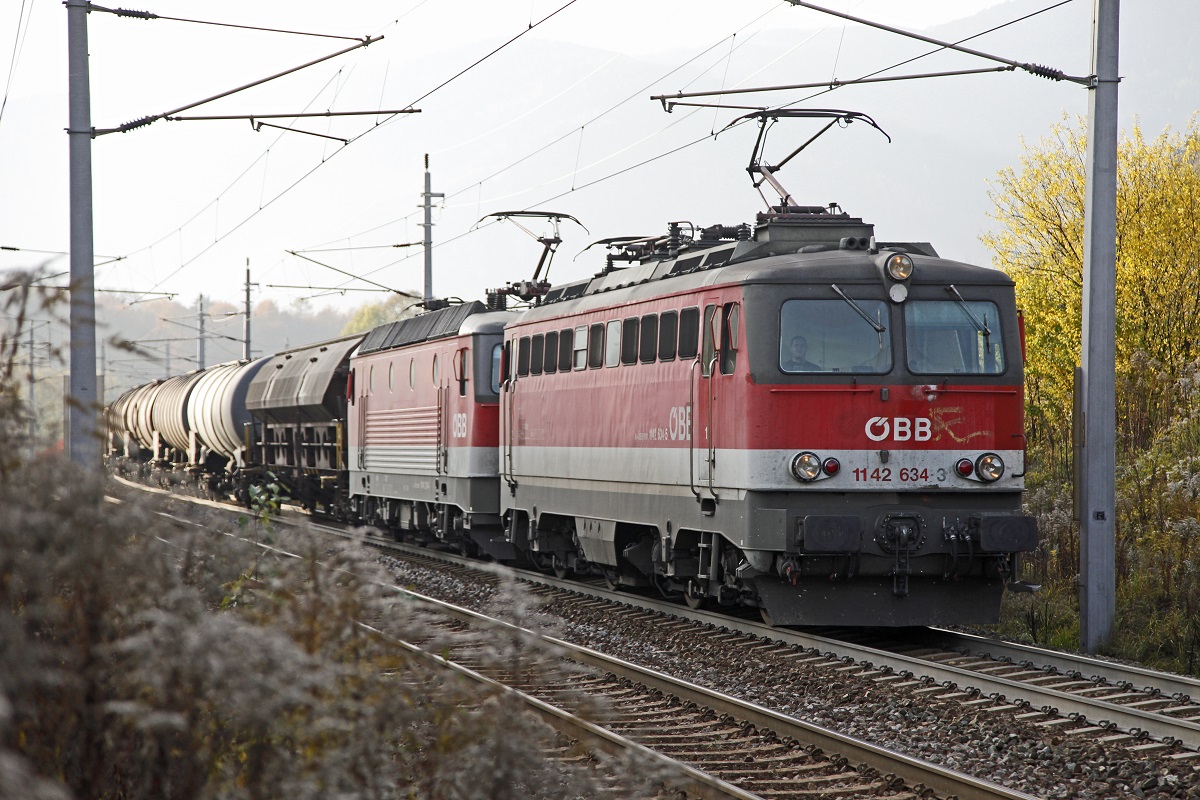 1142 624 + 1144 214 mit einem Güterzug haben soeben den Bahnhof Mürzzuschlag verlassen und beginnen die Bergfahrt auf der Semmeringsüdrampe.Das Bild entstand am 28.10.2015.