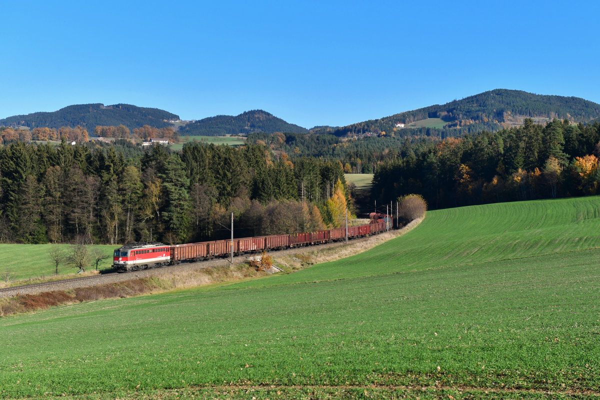 1142 624 mit einem Güterzug am 06.11.2018 bei Lest. 