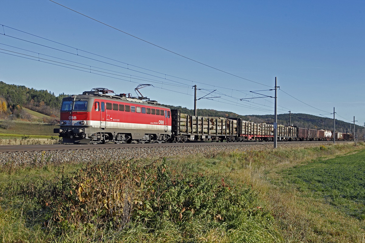 1142 627 mit Güterzug bei Gloggnitz am 15.11.2017.