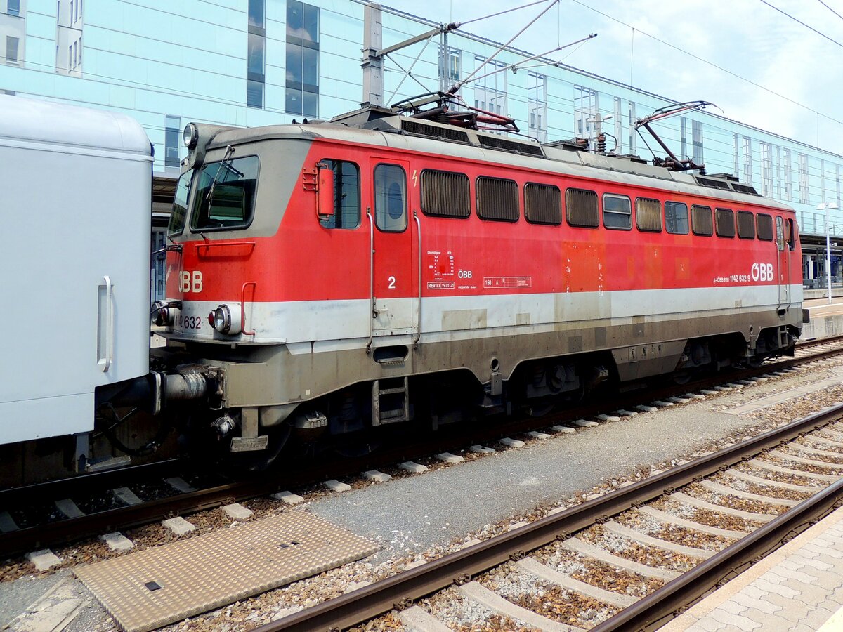 1142 632-9  Andrea ; steht mit S3-R3804 Donau-Moldau in Linz-Hbf zur Abfahrt bereit; 220721