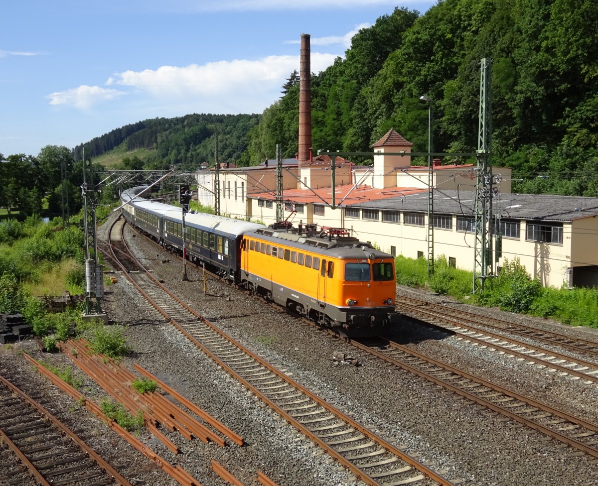 1142 635-3 von northrail zieht am 11. Juli 2015 den Classic Courier durch Kronach in Richtung Saalfeld.