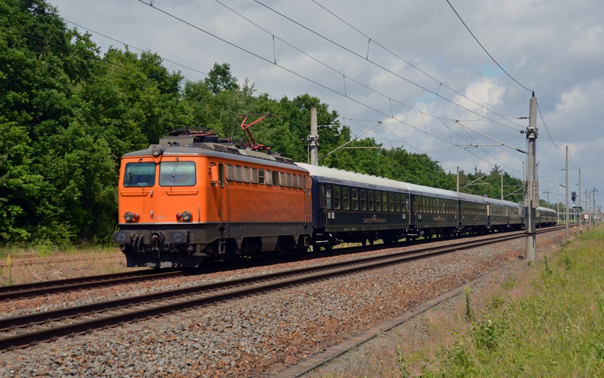 1142 635 bespannte am 20.06.15 einen Sonderzug aus dem polnischen Torun nach Stuttgart. Hier durcheilt der Classic-Courier Burgkemnitz Richtung Bitterfeld.