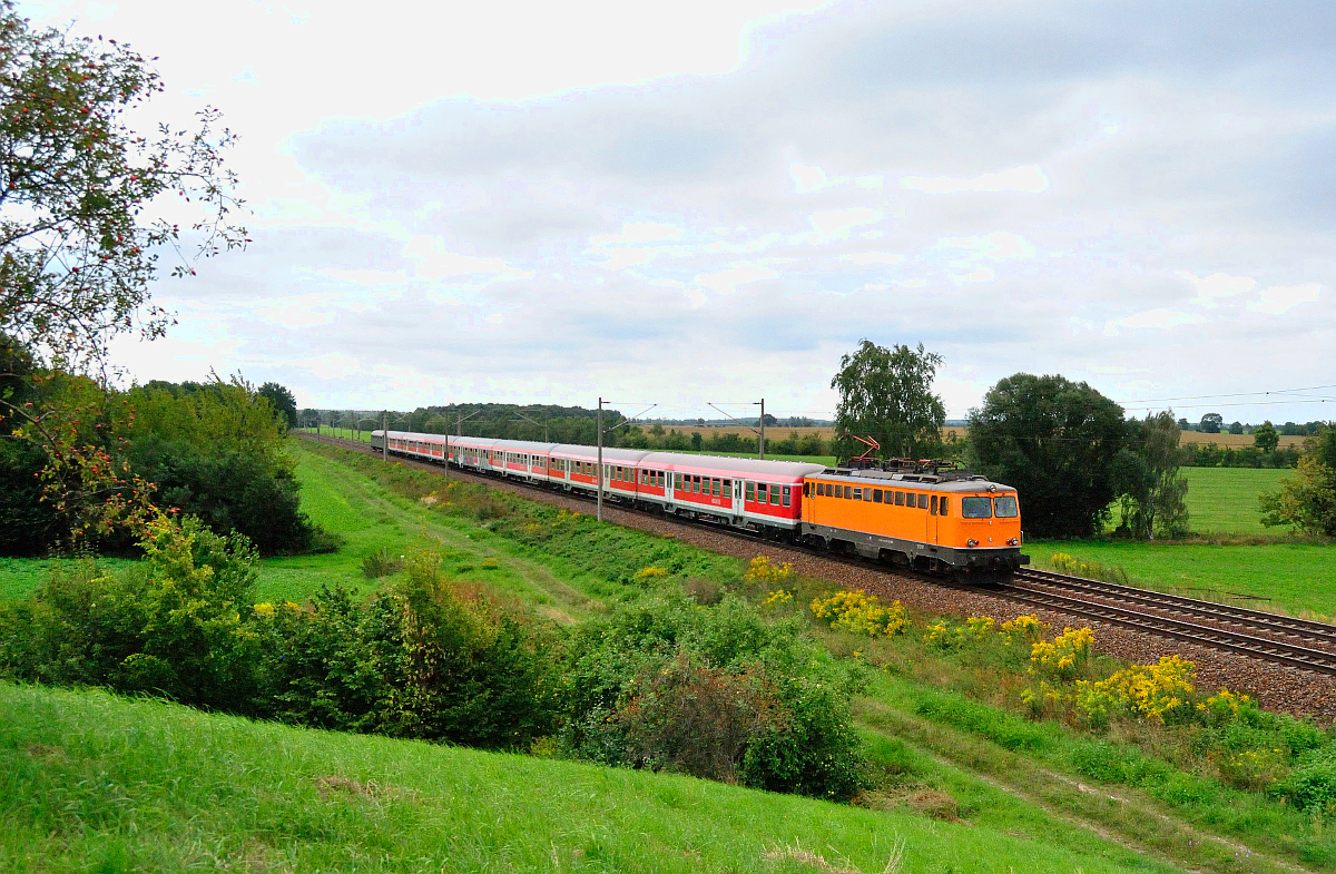 1142 635 der Centralbahn AG, mit dem DFB-Pokal Sonderzug von Frankfurt Hbf nach Magdeburg Hbf. Am 21.08.2016 bei Zschortau.