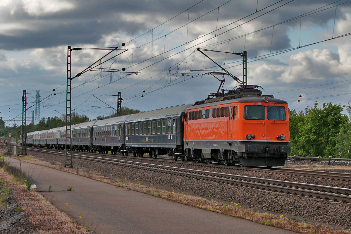 1142-635 fährt abends mit dem Sonderzug 348 von Warnemünde nach Bremen Hbf in Maschen mit dem Classic Courier Zug vorüber.Bild vom 16.5.2016