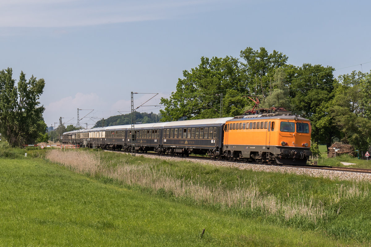 1142 635 fährt mit einem Classic-Courier durchs Chiemgau in Richtung Salzburg, aufgenommen am 28. Mai 2016.