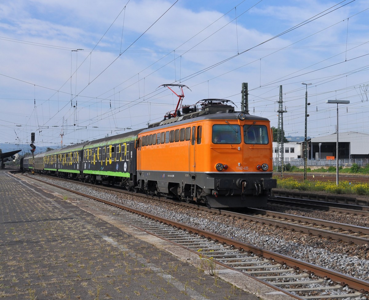 1142-635 mit einem Sonderzug an die Mosel im Bahnhof Neuwied.Aufgenommen am 2.10.2013