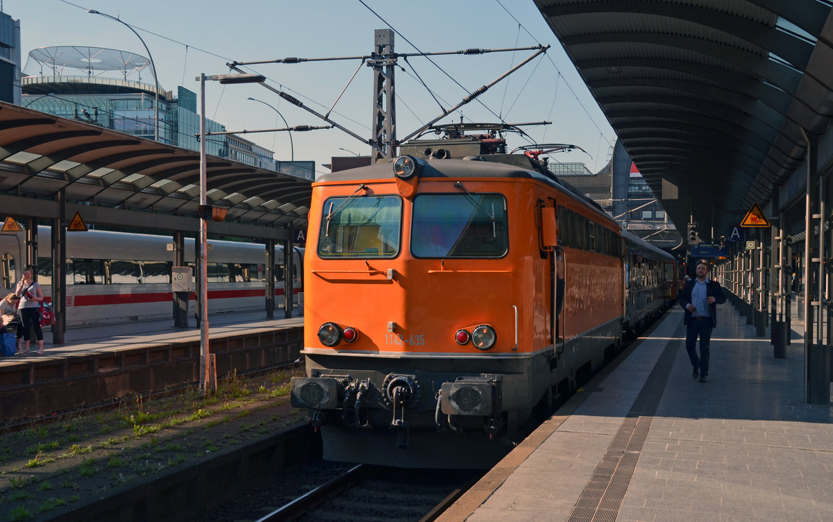 1142 635 der Northrail erreichte mit einem Classic-Courier-Sonderzug am 07.05.16 den Hamburger Hbf. Ziel des Zuges war Duisburg.